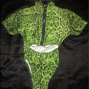 super cute slime green snake print  bodysuit🐍